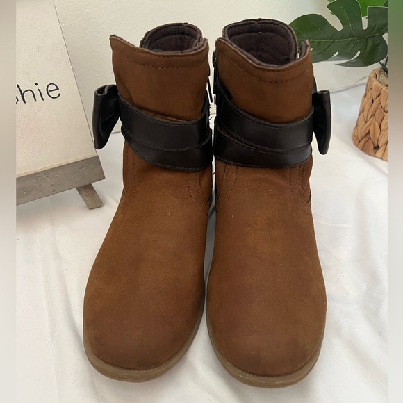 Ugg Joanie bow ankle boot for kids in cognac and dark brown. Size 3 - Picture 6 of 11